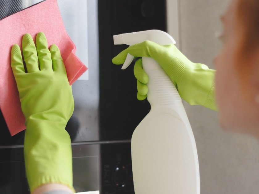 ¿Cómo limpiar y desinfectar la casa para prevenir la COVID-19?
